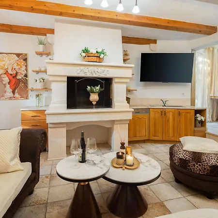 Beachfront Romilda Apartment *